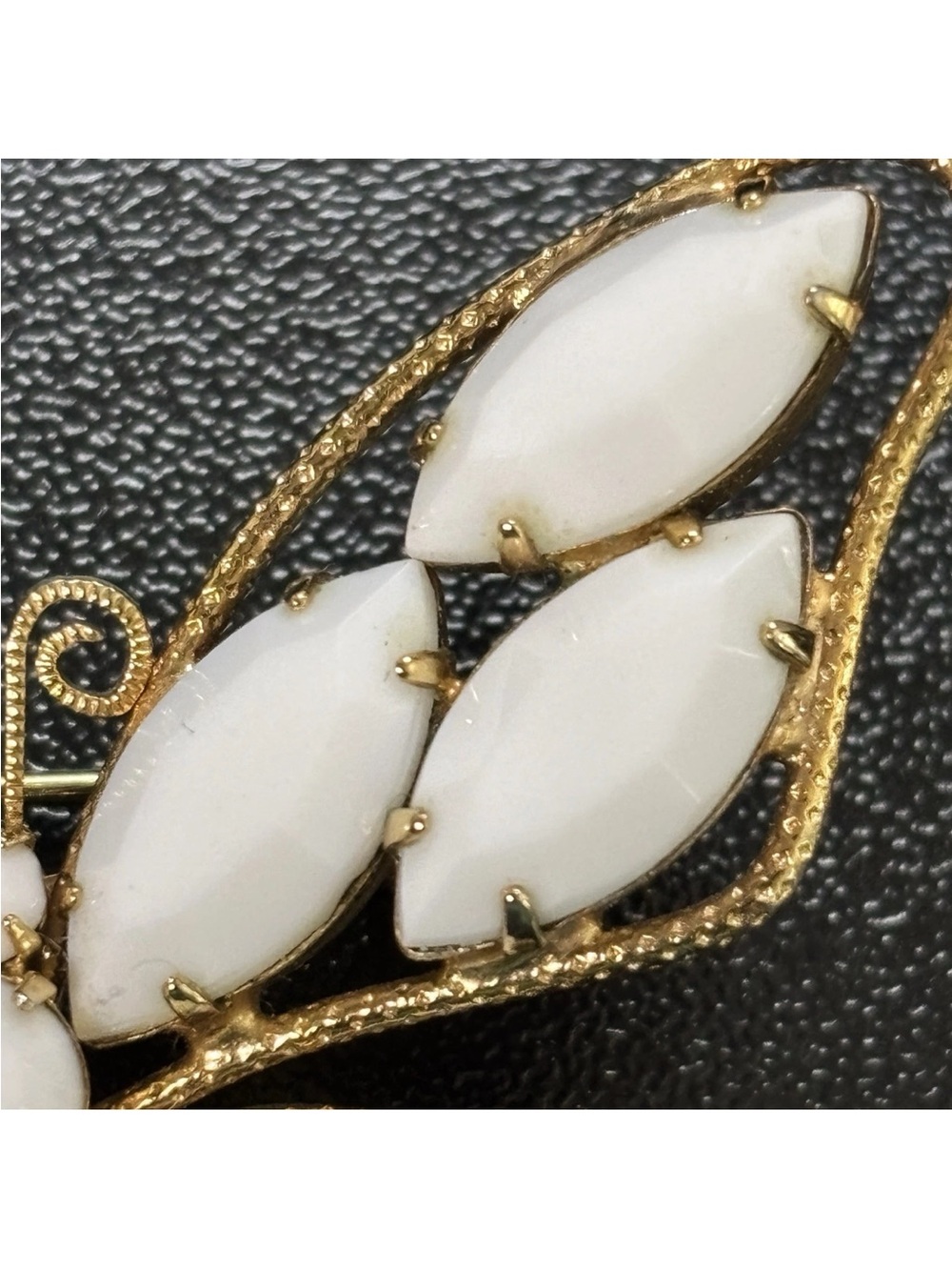 Vintage Butterfly Brooch Milk Glass Stones Gold-tone 2" x 1.75" - Picture 14 of 14